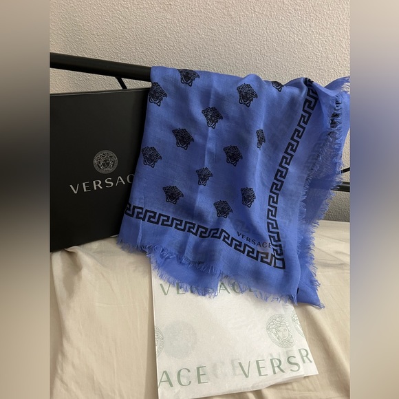 NEW VERSACE blue Medusa Greca Large silk mix shawl scarf - Picture 14 of 15